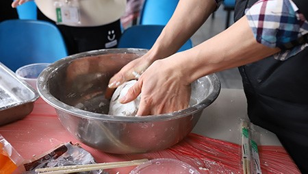 正月十五鬧元宵，歡歡喜喜包湯圓